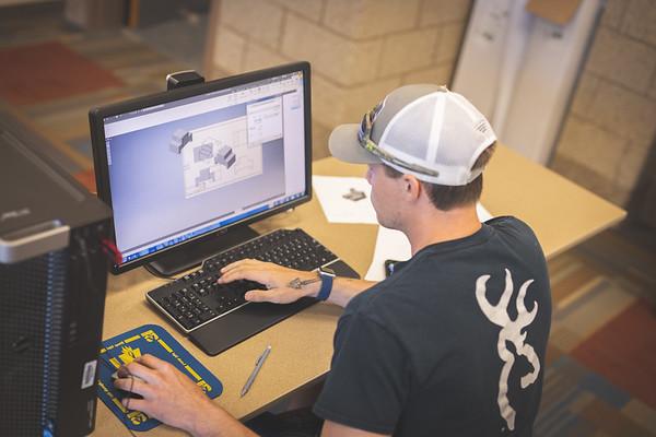 一名信息技术专业的学生正在用电脑制作3D模型