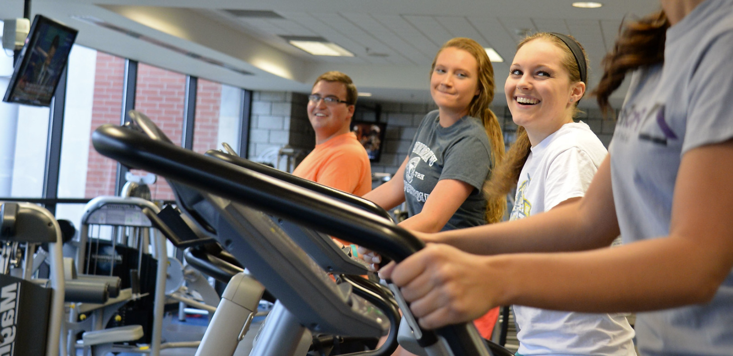 学生们在健身房使用跑步机
