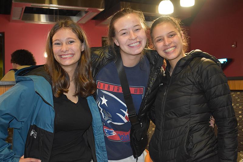 3名学生在tecumseh餐饮中心